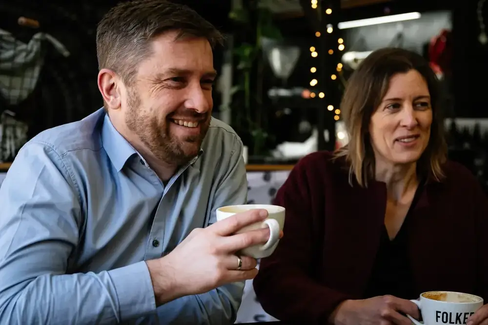 Agile IT team conversation over coffee