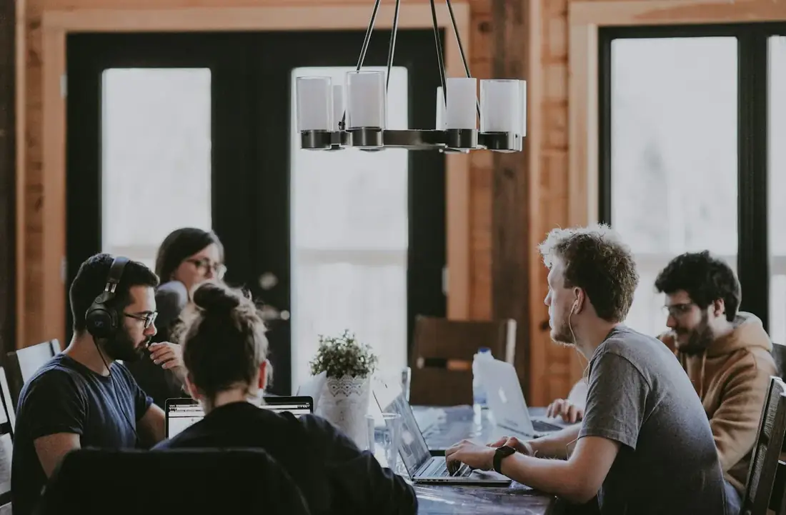 Modern business headset and workstation, AgileVOICE delivers hosted voice and Microsoft Teams calling in one integrated service.