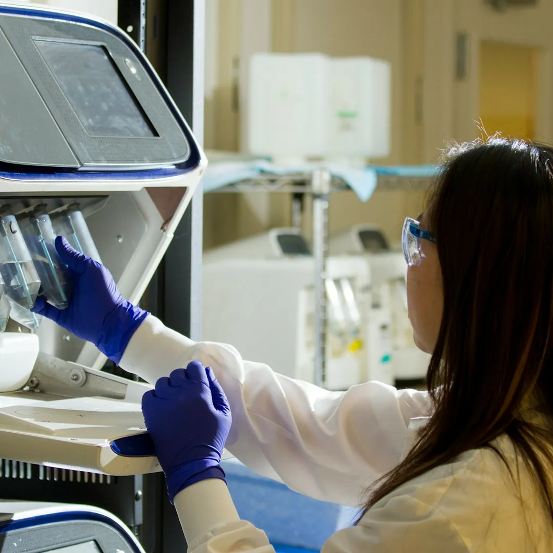 A scientist in a research laboratory, representing the Monash research and biotech precinct. Managed IT for Clayton, Mulgrave and Keysborough businesses.